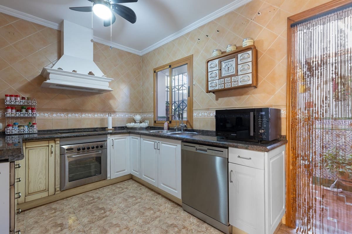 4 bedroom Townhouse for sale in Torremolinos with garage - € 499,000 (Ref: 10043530)