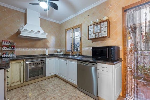 4 soveværelse Byhus til salg i Torremolinos med garage - € 499.000 (Ref: 10043530)
