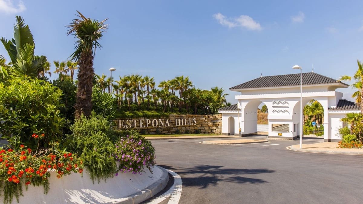 Apartamento de 3 habitaciones en Estepona en venta con piscina garaje - 595.400 € (Ref: 7416440)