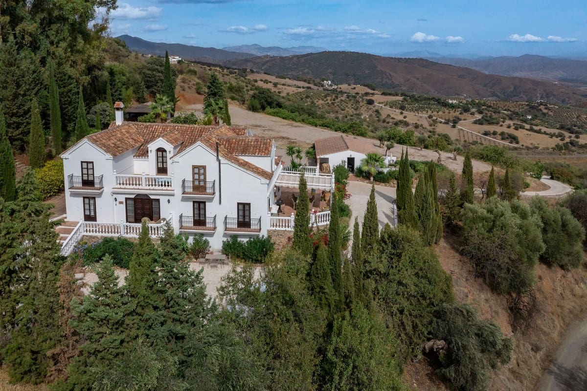 6 soveværelse Finca/Landehus til salg i Casarabonela med swimmingpool garage - € 1.080.000 (Ref: 8098027)