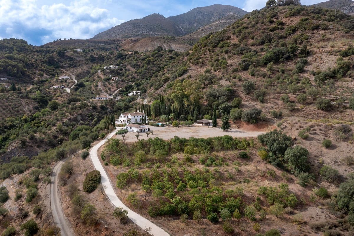 6 soveværelse Finca/Landehus til salg i Casarabonela med swimmingpool garage - € 1.080.000 (Ref: 8098027)