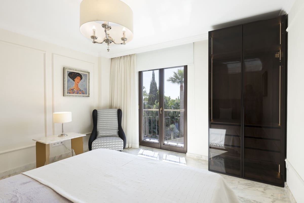 6 bedroom Villa for sale in Mijas Golf with garage - € 2,300,000 (Ref: 8644094)