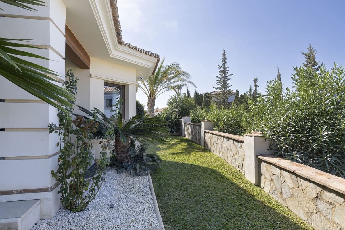 6 bedroom Villa for sale in Mijas Golf with garage - € 2,300,000 (Ref: 8644094)