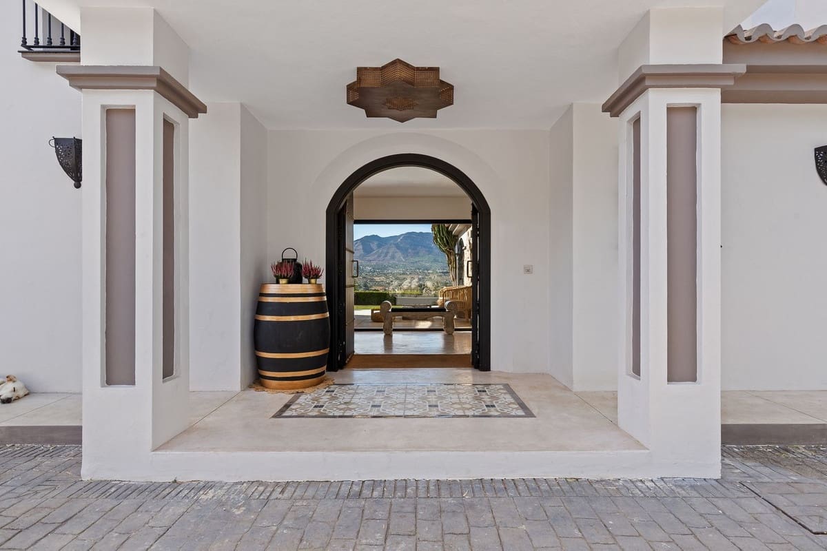 4 bedroom Villa for sale in Alhaurin el Grande with pool garage - € 1,795,000 (Ref: 8713834)