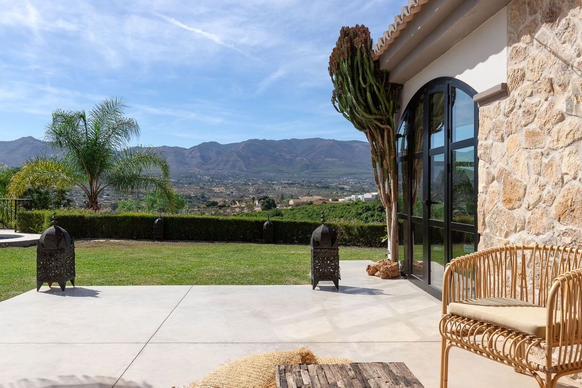 4 bedroom Villa for sale in Alhaurin el Grande with pool garage - € 1,795,000 (Ref: 8713834)