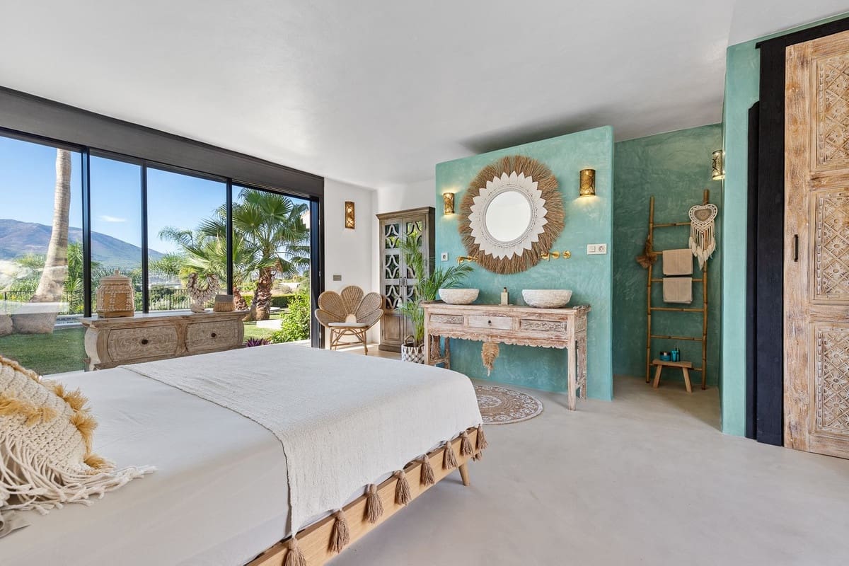 4 bedroom Villa for sale in Alhaurin el Grande with pool garage - € 1,795,000 (Ref: 8713834)
