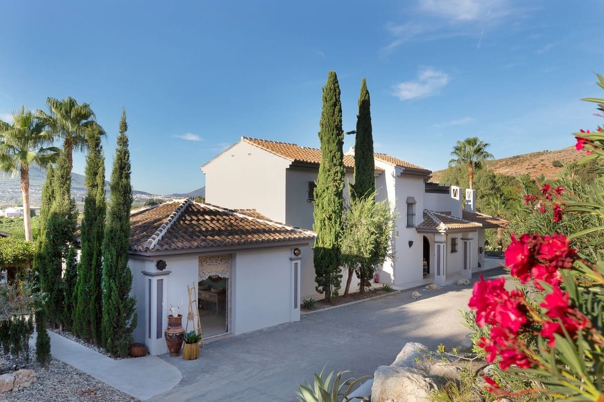 4 bedroom Villa for sale in Alhaurin el Grande with pool garage - € 1,795,000 (Ref: 8713834)