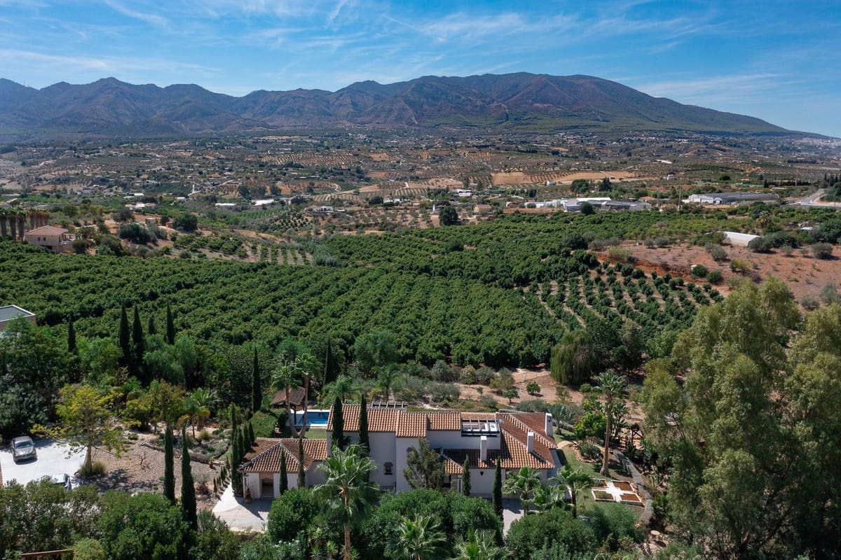 4 bedroom Villa for sale in Alhaurin el Grande with pool garage - € 1,795,000 (Ref: 8713834)