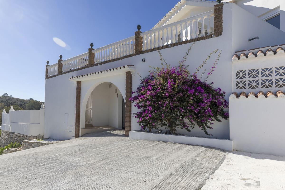 3 bedroom Villa for sale in Mijas with pool garage - € 949,000 (Ref: 9425378)