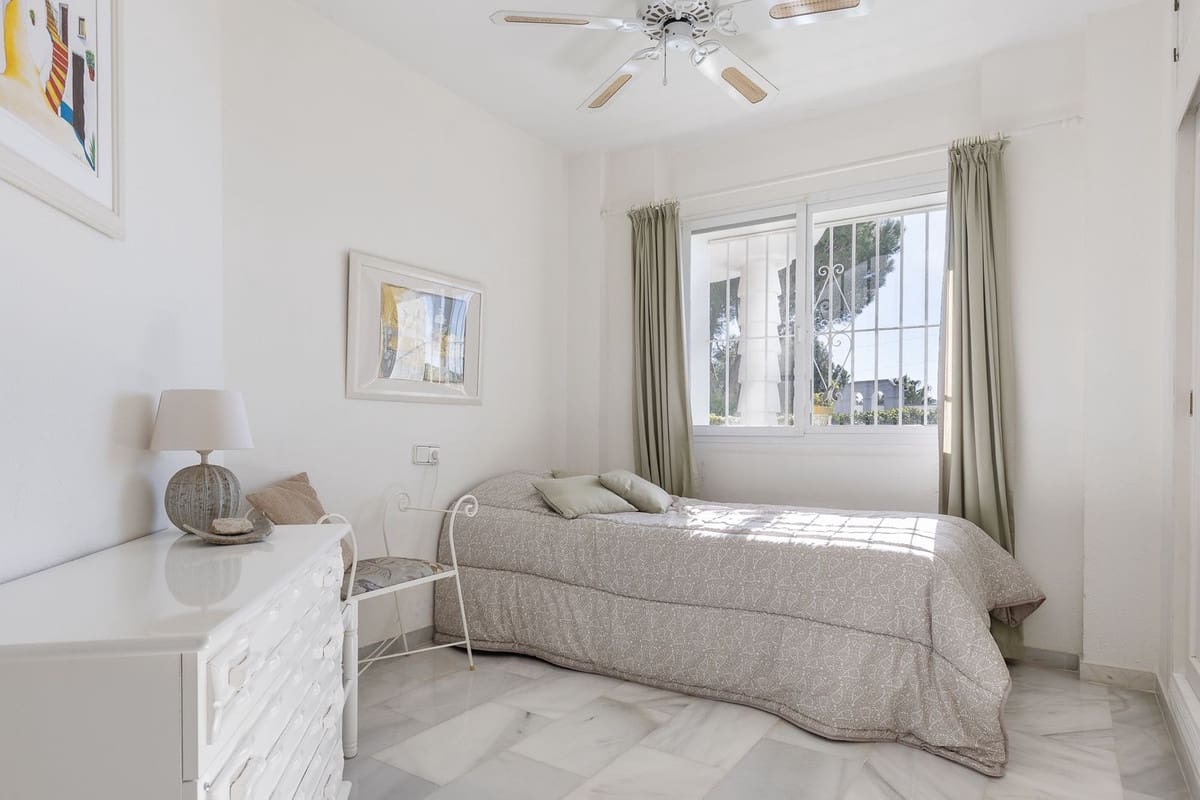 2 bedroom Apartment for sale in Calahonda with pool garage - € 349,000 (Ref: 9496637)