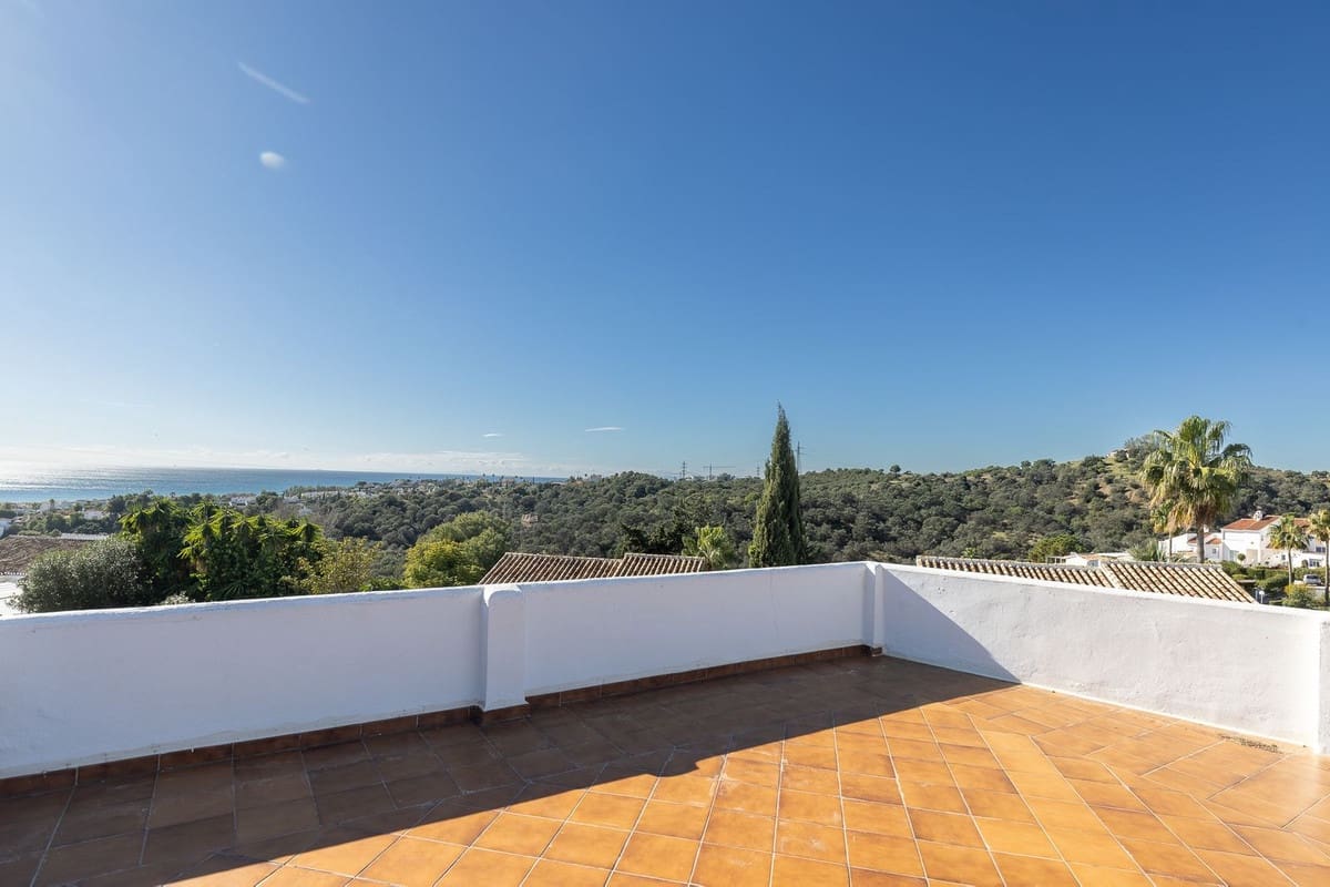 2 bedroom Apartment for sale in Calahonda with pool garage - € 349,000 (Ref: 9496637)