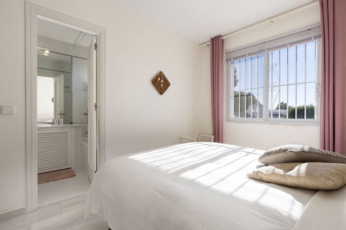 Apartamento de 2 habitaciones en Calahonda en venta con piscina garaje - 349.000 € (Ref: 9496637)