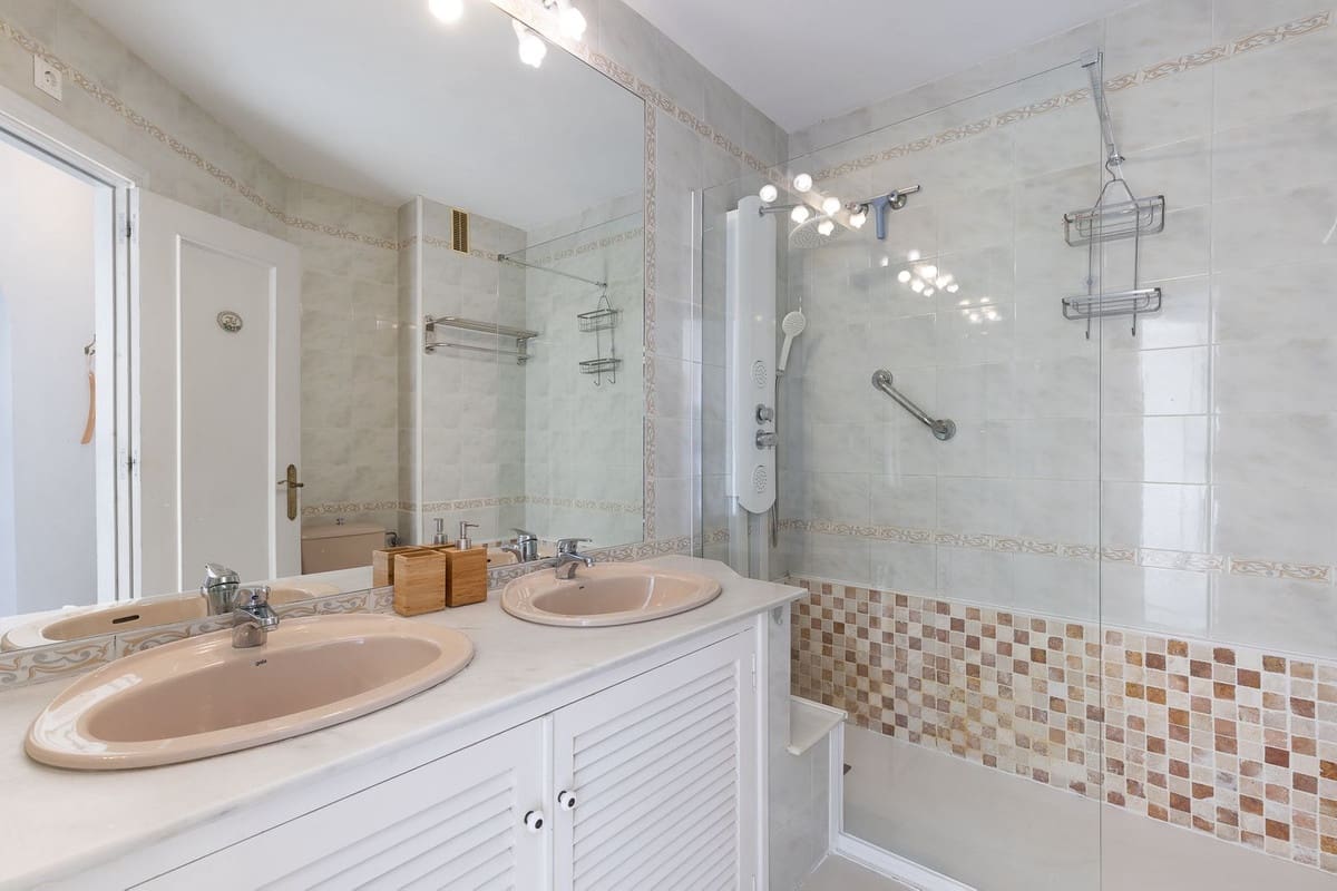 Apartamento de 2 habitaciones en Calahonda en venta con piscina garaje - 349.000 € (Ref: 9496637)