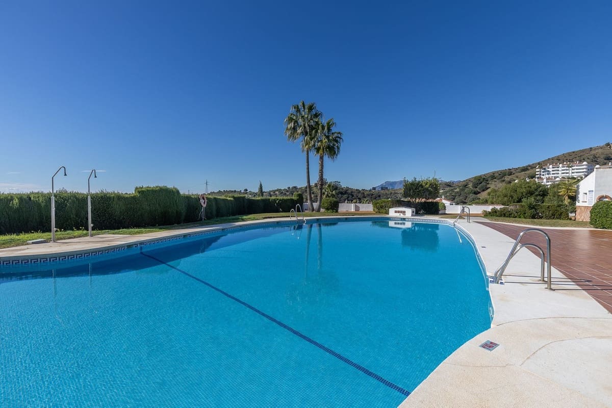 Apartamento de 2 habitaciones en Calahonda en venta con piscina garaje - 349.000 € (Ref: 9496637)