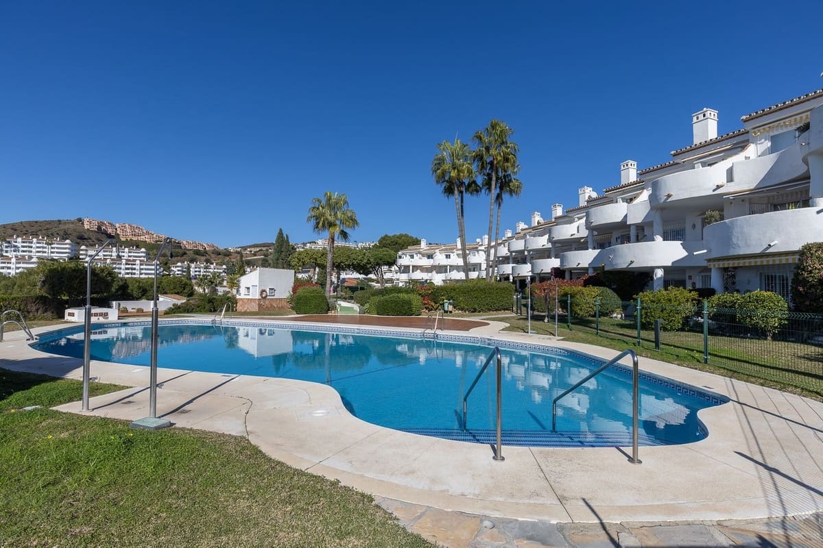 Apartamento de 2 habitaciones en Calahonda en venta con piscina garaje - 349.000 € (Ref: 9496637)