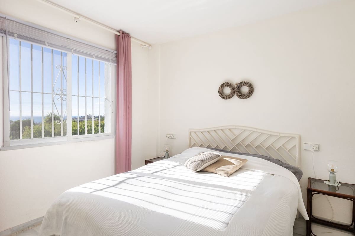 Apartamento de 2 habitaciones en Calahonda en venta con piscina garaje - 349.000 € (Ref: 9496637)