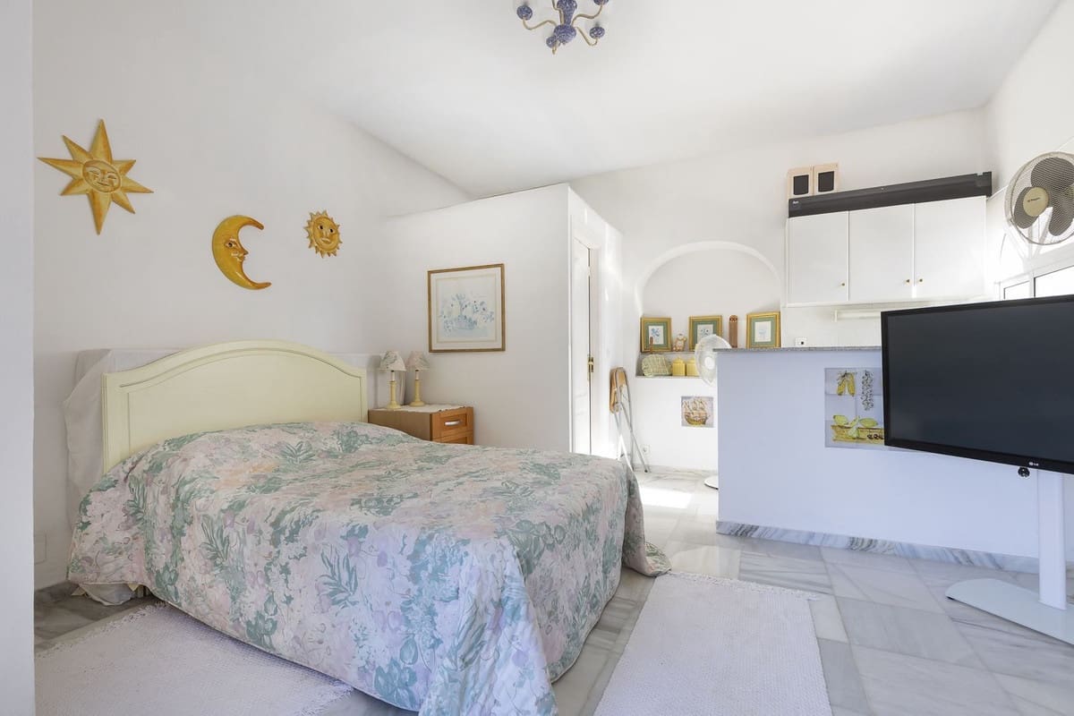 4 soveværelse Finca/Landehus til salg i Coin med swimmingpool garage - € 950.000 (Ref: 9500796)