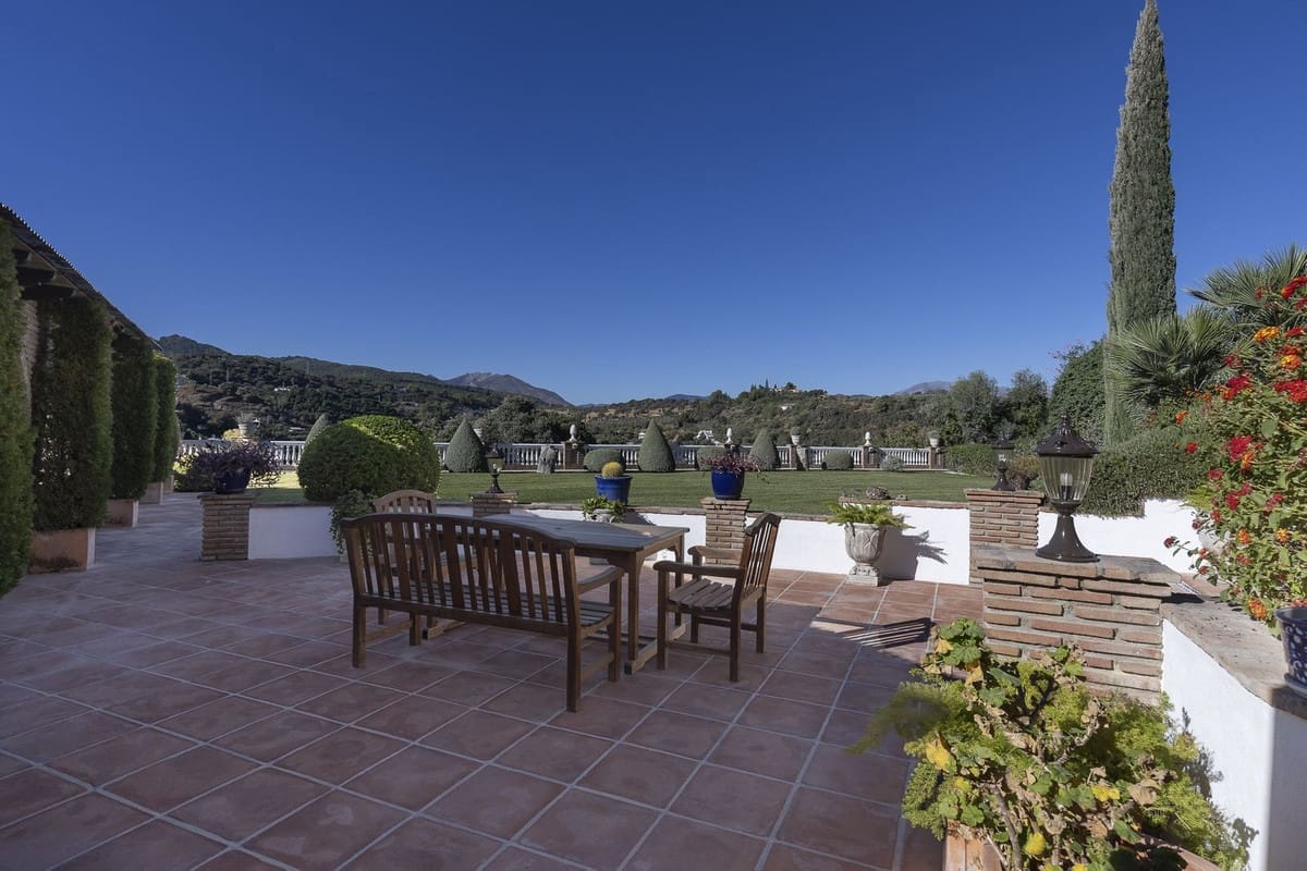 4 soveværelse Finca/Landehus til salg i Coin med swimmingpool garage - € 950.000 (Ref: 9500796)