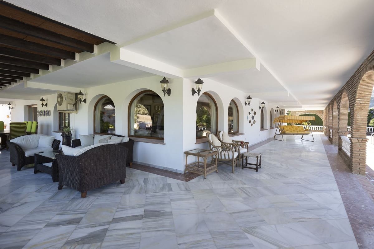 4 soveværelse Finca/Landehus til salg i Coin med swimmingpool garage - € 950.000 (Ref: 9500796)