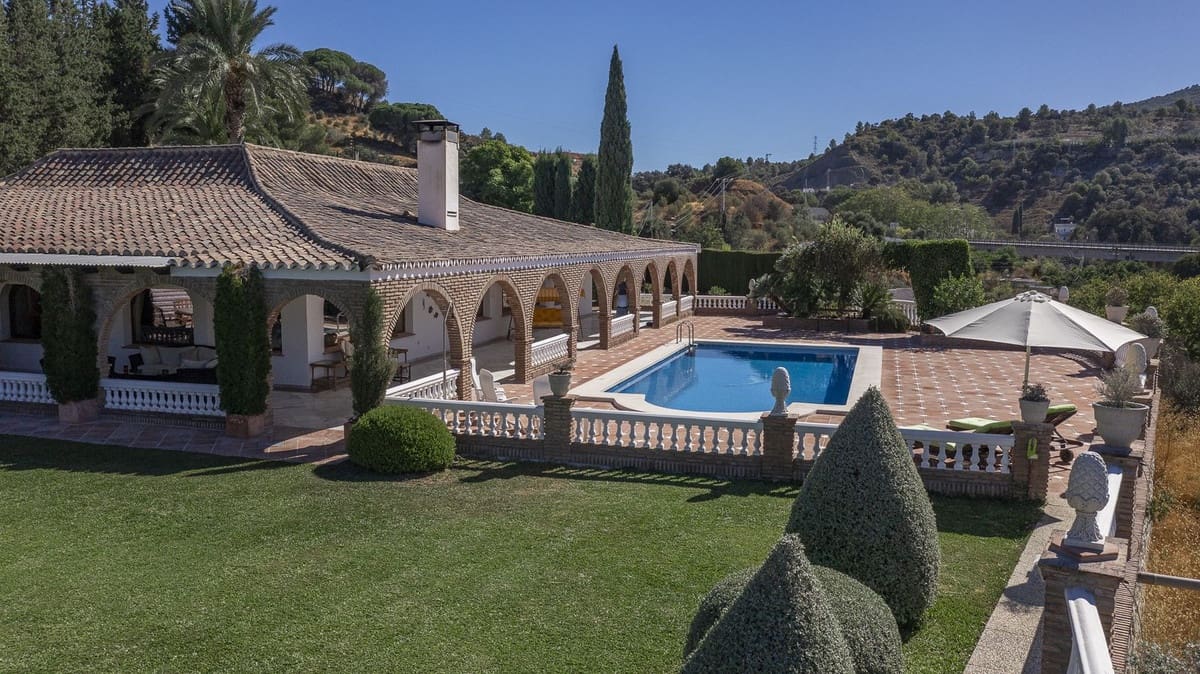 4 soveværelse Finca/Landehus til salg i Coin med swimmingpool garage - € 950.000 (Ref: 9500796)