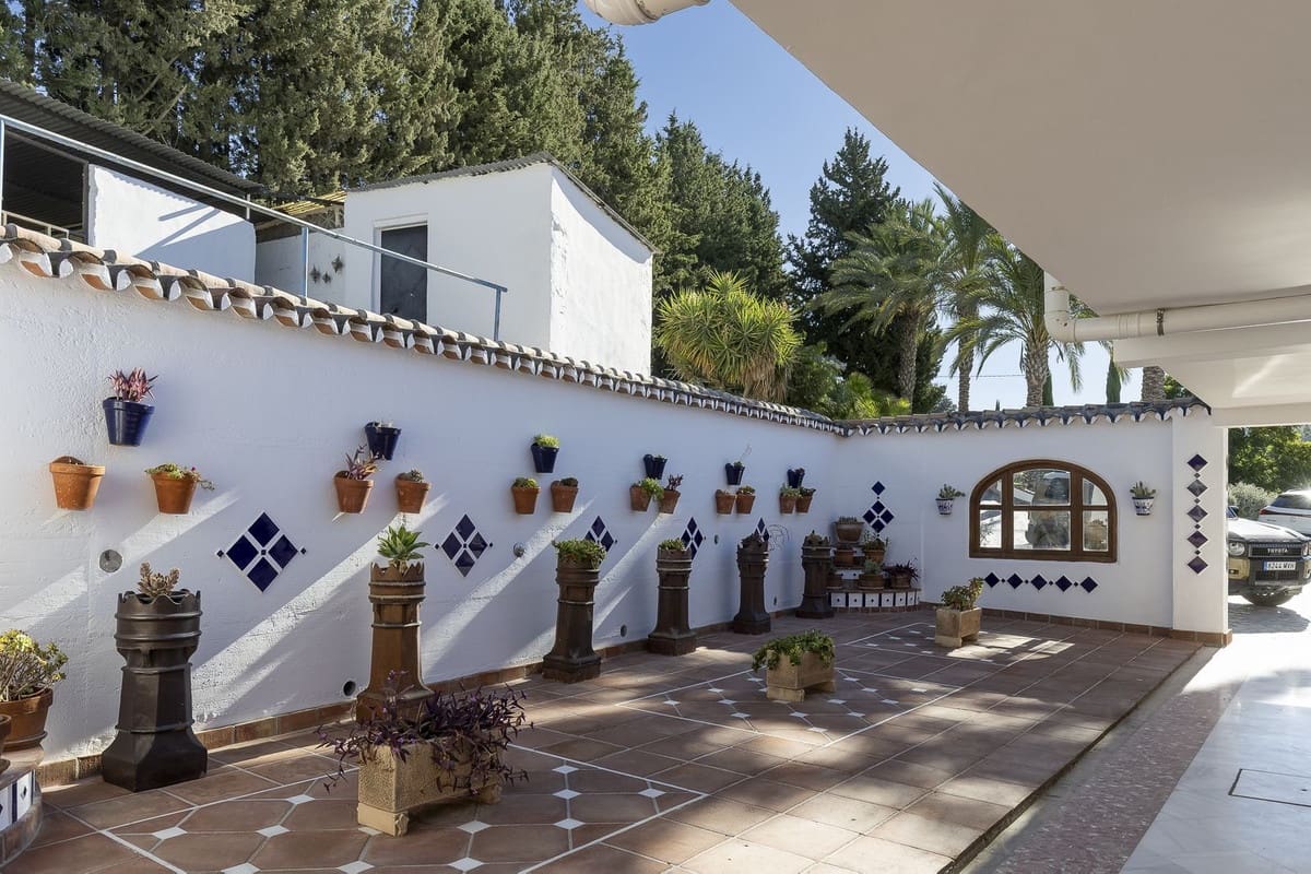 4 soveværelse Finca/Landehus til salg i Coin med swimmingpool garage - € 950.000 (Ref: 9500796)