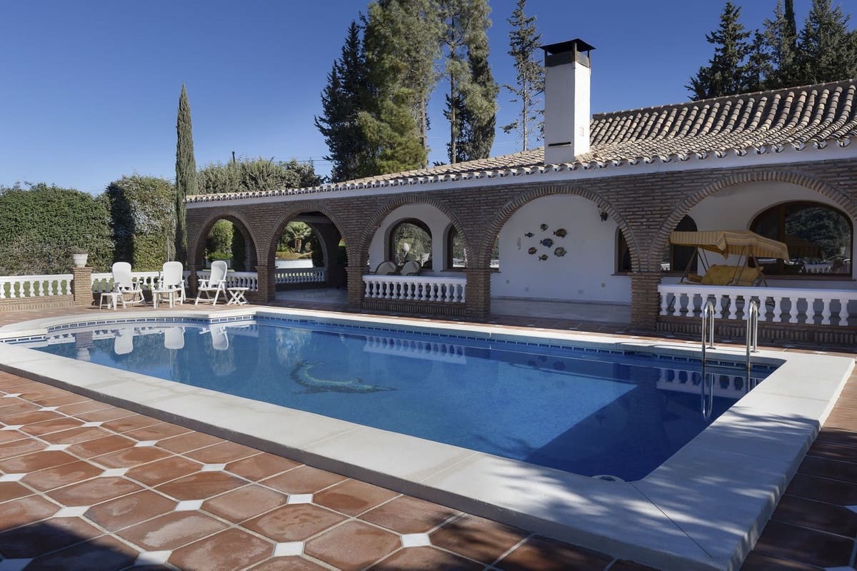 4 soveværelse Finca/Landehus til salg i Coin med swimmingpool garage - € 950.000 (Ref: 9500796)