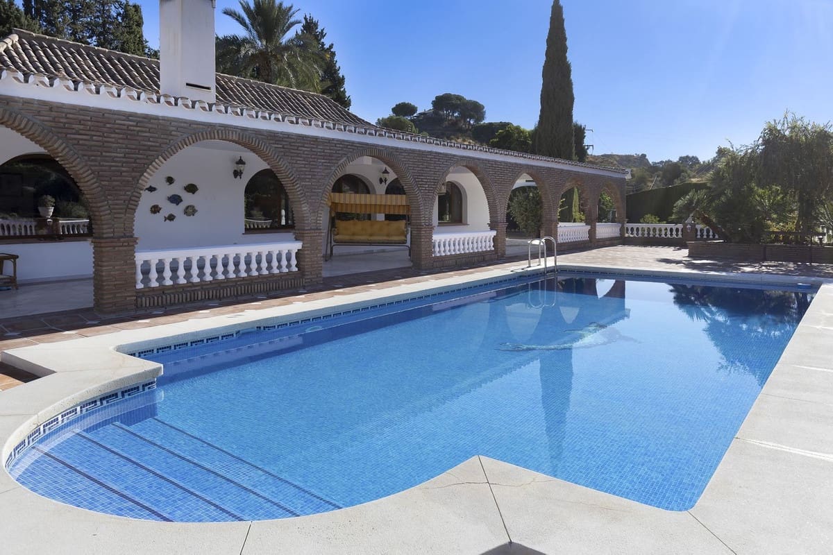 4 soveværelse Finca/Landehus til salg i Coin med swimmingpool garage - € 950.000 (Ref: 9500796)