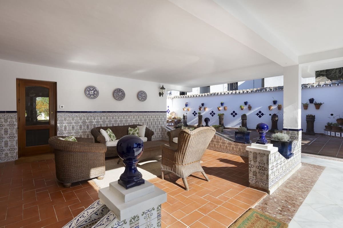 4 soveværelse Finca/Landehus til salg i Coin med swimmingpool garage - € 950.000 (Ref: 9500796)