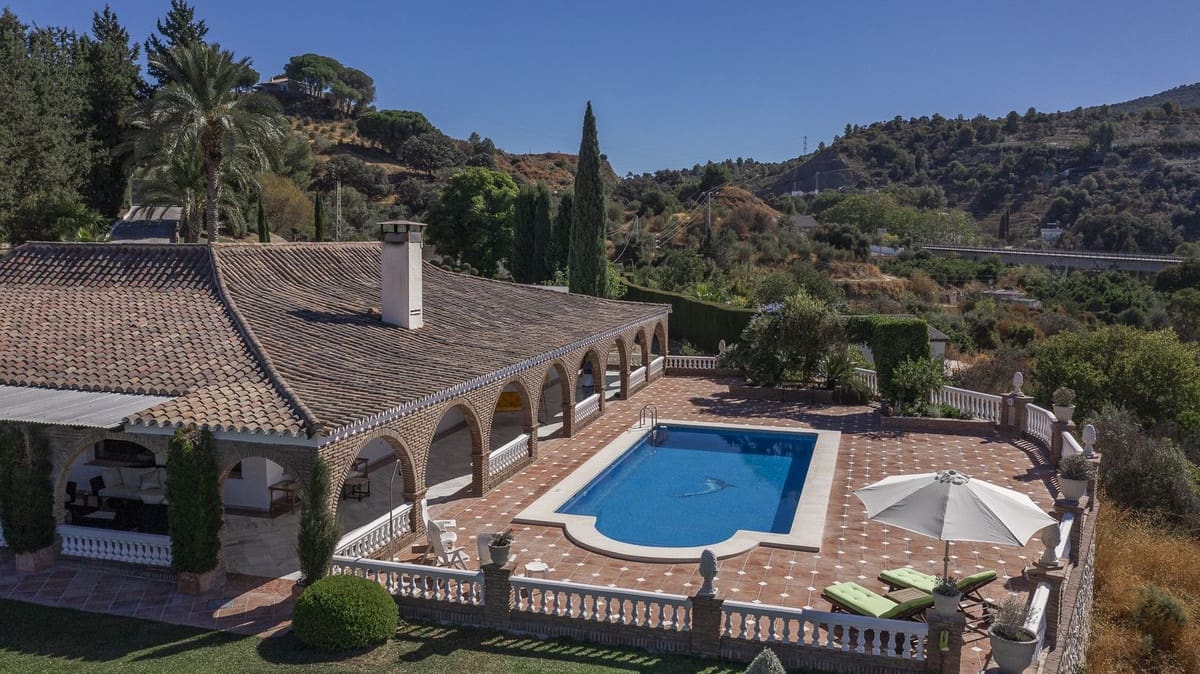 4 soveværelse Finca/Landehus til salg i Coin med swimmingpool garage - € 950.000 (Ref: 9500796)