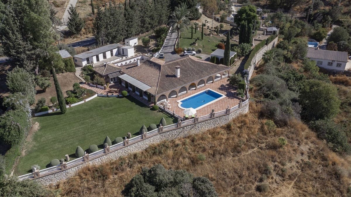 4 soveværelse Finca/Landehus til salg i Coin med swimmingpool garage - € 950.000 (Ref: 9500796)