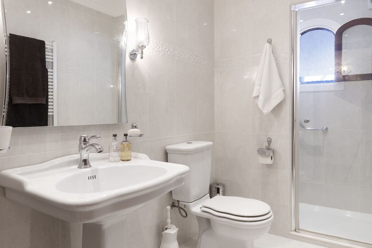 4 soveværelse Finca/Landehus til salg i Coin med swimmingpool garage - € 950.000 (Ref: 9500796)