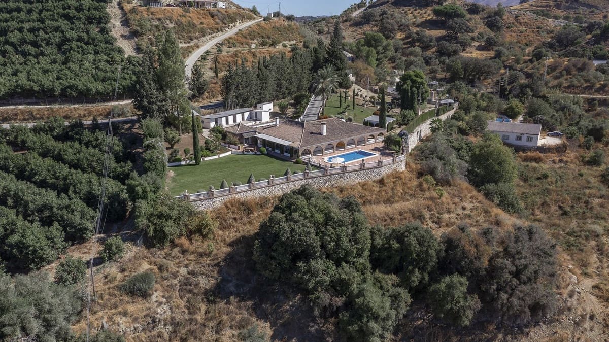 4 soveværelse Finca/Landehus til salg i Coin med swimmingpool garage - € 950.000 (Ref: 9500796)