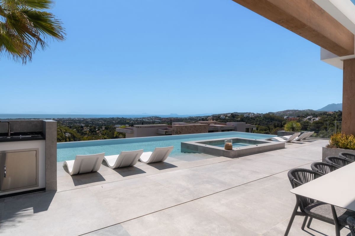 6 bedroom Villa for sale in La Quinta with pool garage - € 10,995,000 (Ref: 9542083)