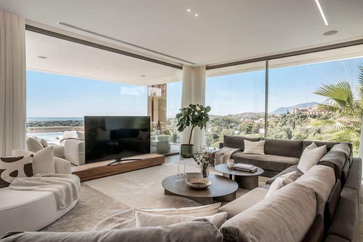 6 bedroom Villa for sale in La Quinta with pool garage - € 10,995,000 (Ref: 9542083)