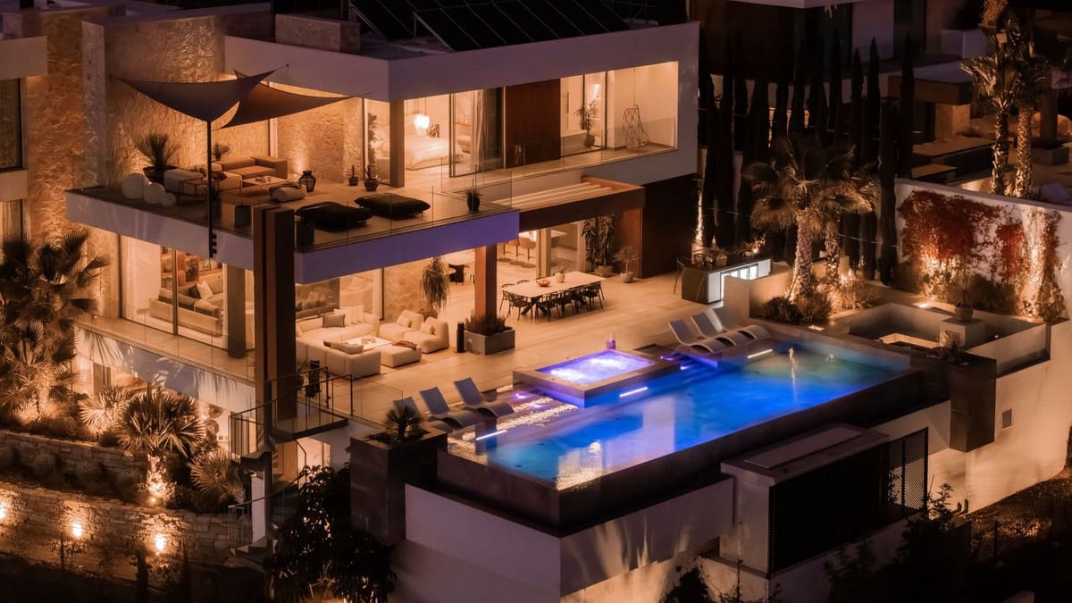 6 bedroom Villa for sale in La Quinta with pool garage - € 10,995,000 (Ref: 9542083)