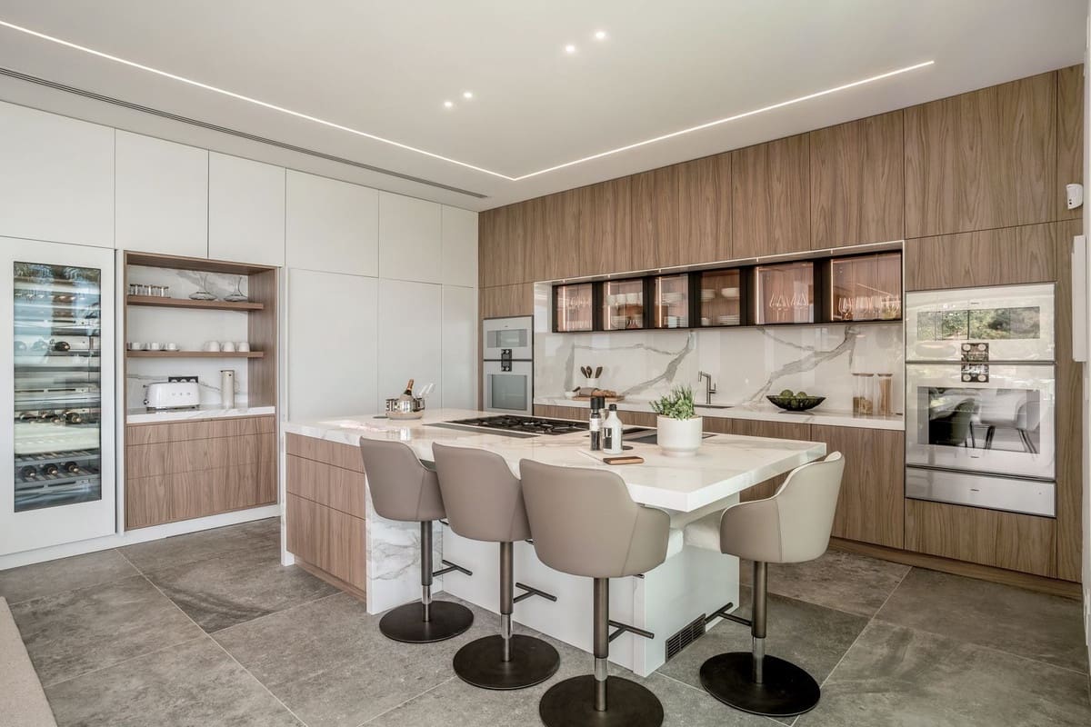 6 bedroom Villa for sale in La Quinta with pool garage - € 10,995,000 (Ref: 9542083)