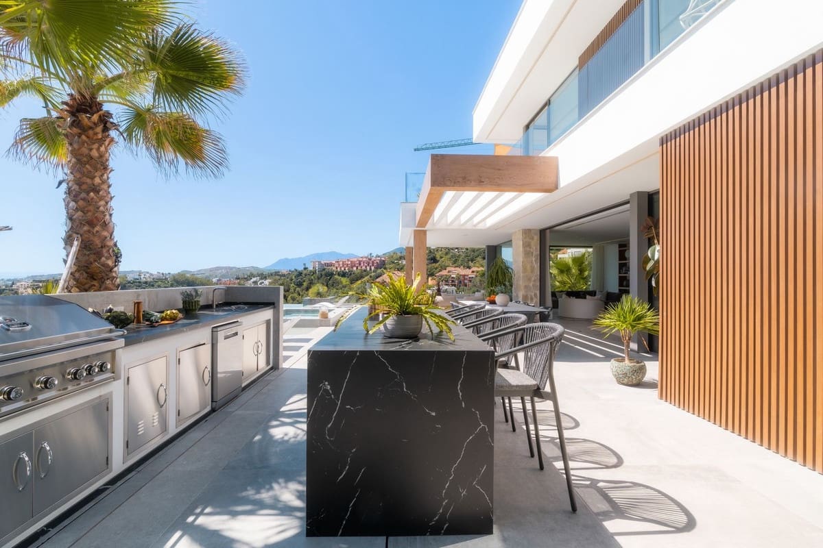 6 bedroom Villa for sale in La Quinta with pool garage - € 10,995,000 (Ref: 9542083)