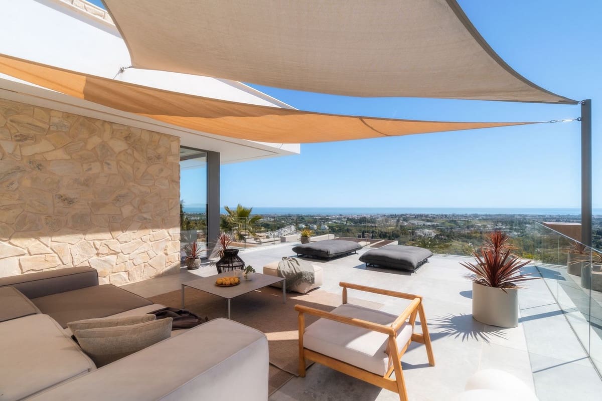 6 bedroom Villa for sale in La Quinta with pool garage - € 10,995,000 (Ref: 9542083)