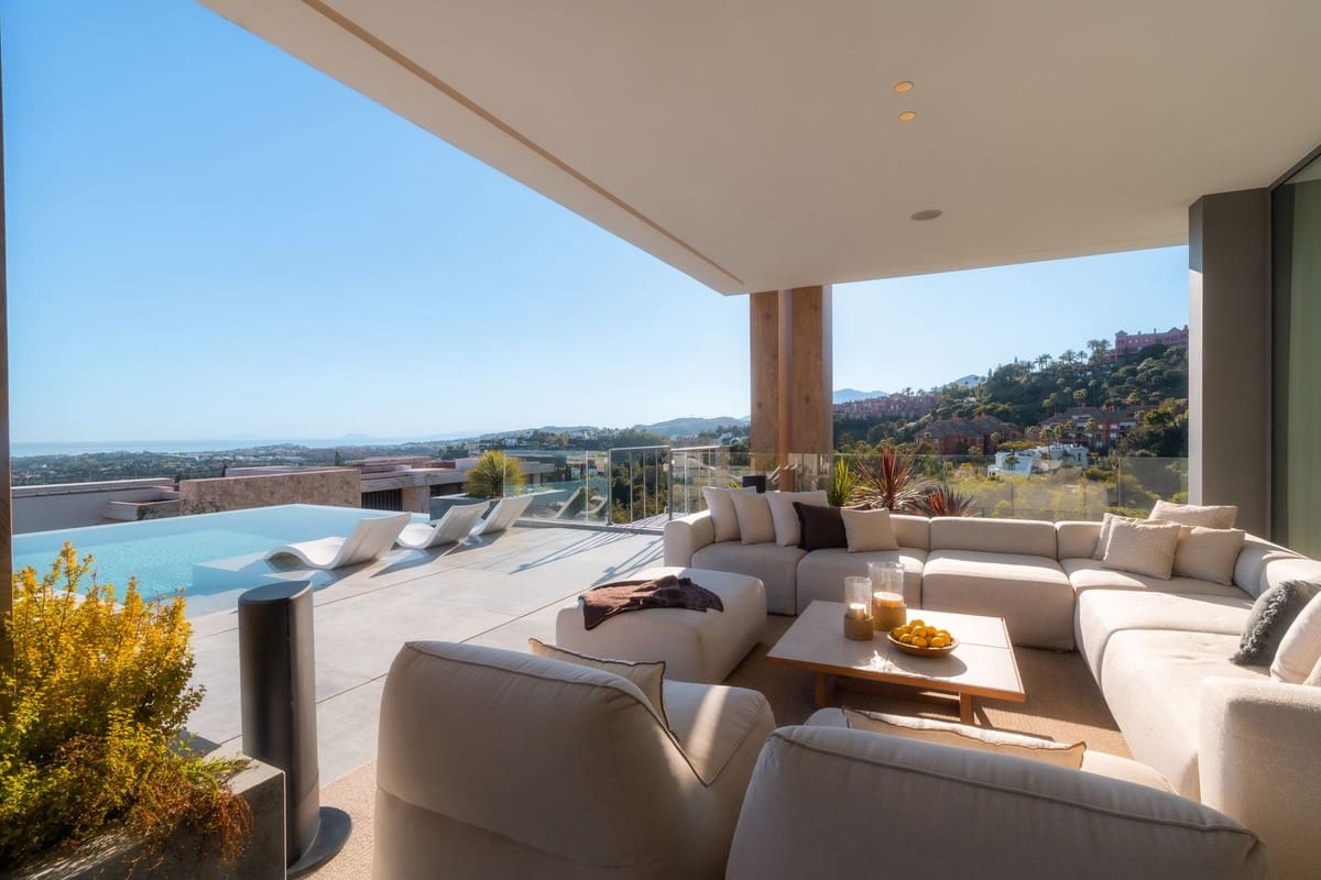 6 bedroom Villa for sale in La Quinta with pool garage - € 10,995,000 (Ref: 9542083)