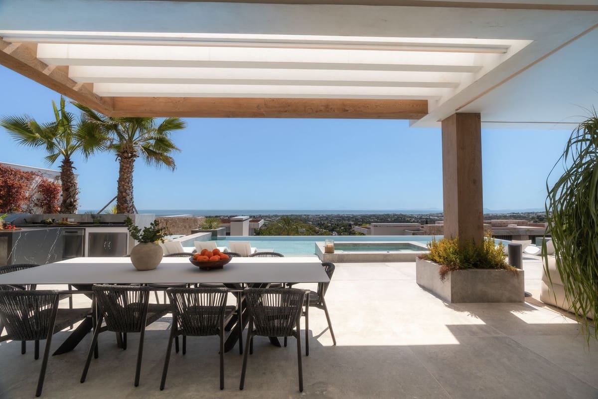 6 bedroom Villa for sale in La Quinta with pool garage - € 10,995,000 (Ref: 9542083)