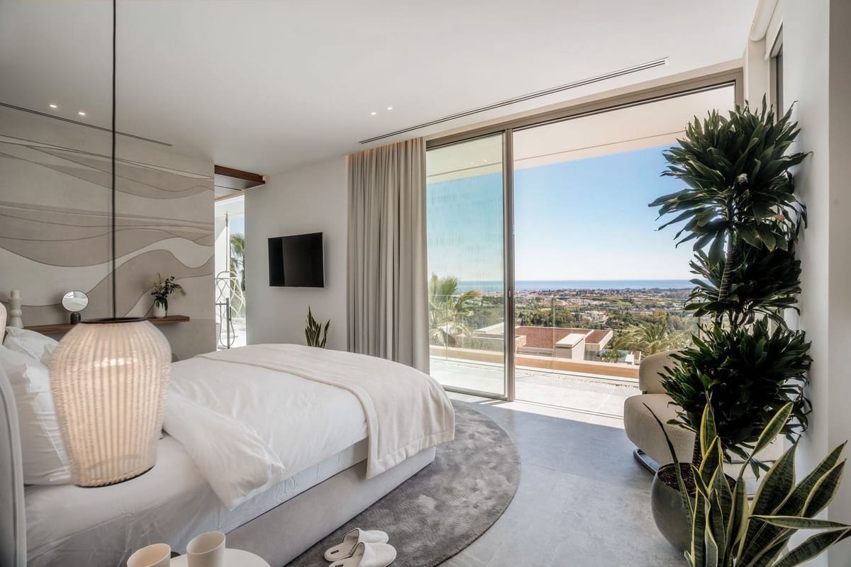 6 bedroom Villa for sale in La Quinta with pool garage - € 10,995,000 (Ref: 9542083)