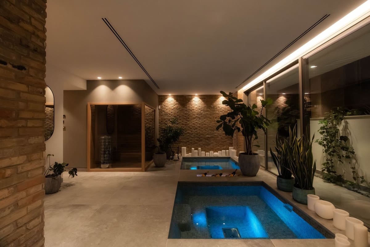 6 bedroom Villa for sale in La Quinta with pool garage - € 10,995,000 (Ref: 9542083)