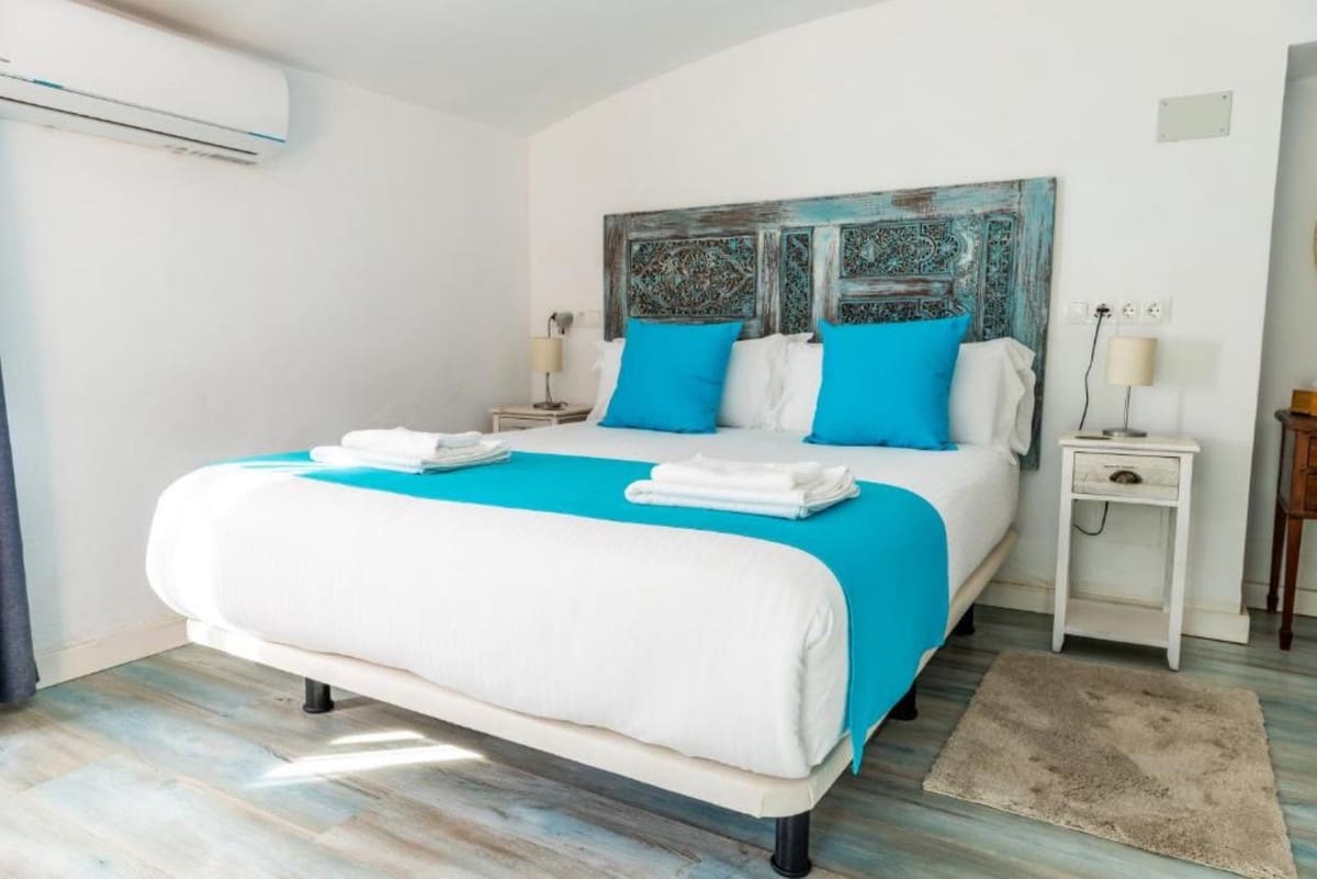 6 bedroom Villa for sale in Torremolinos with pool garage - € 990,000 (Ref: 9557333)