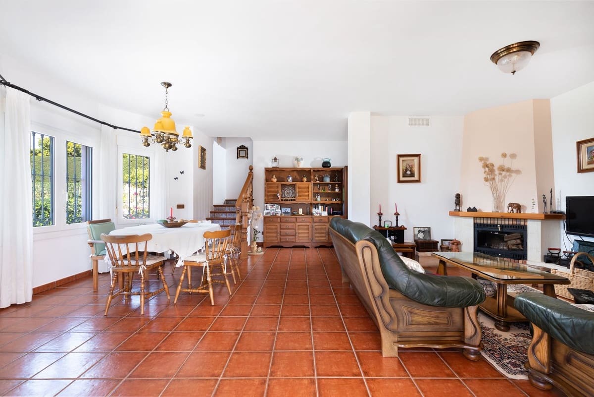 4 soveværelse Finca/Landehus til salg i Coin med swimmingpool garage - € 689.000 (Ref: 9584440)