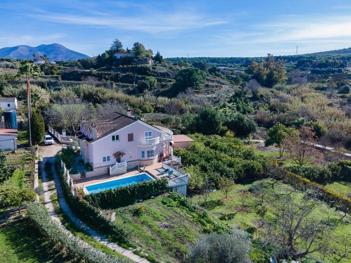 4 soveværelse Finca/Landehus til salg i Coin med swimmingpool garage - € 689.000 (Ref: 9584440)