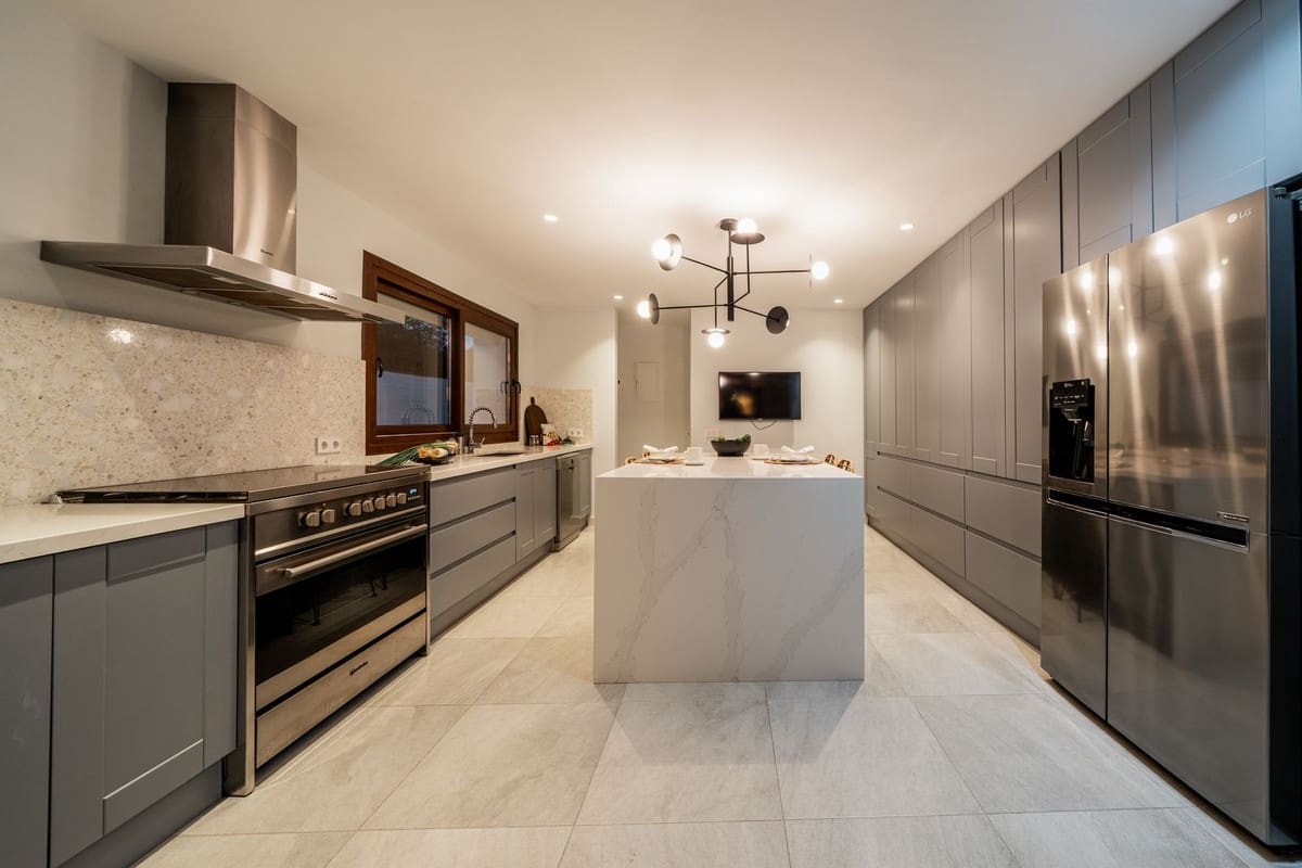 5 bedroom Villa for sale in Estepona with pool garage - € 2,195,000 (Ref: 9645631)