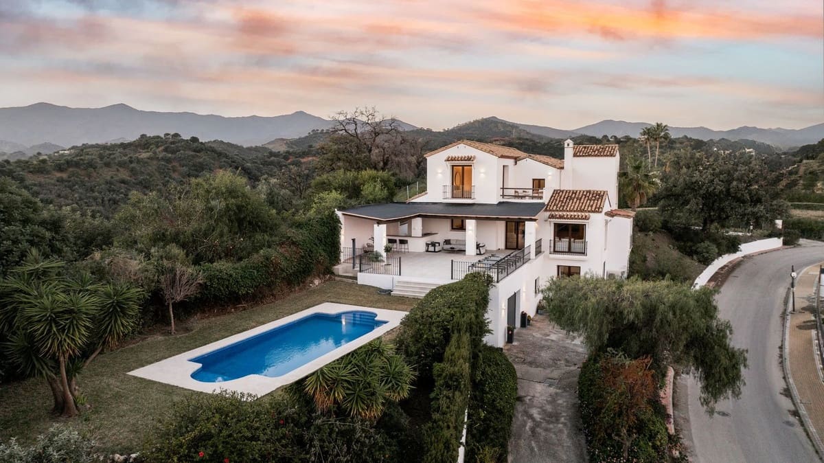 5 bedroom Villa for sale in Estepona with pool garage - € 2,195,000 (Ref: 9645631)