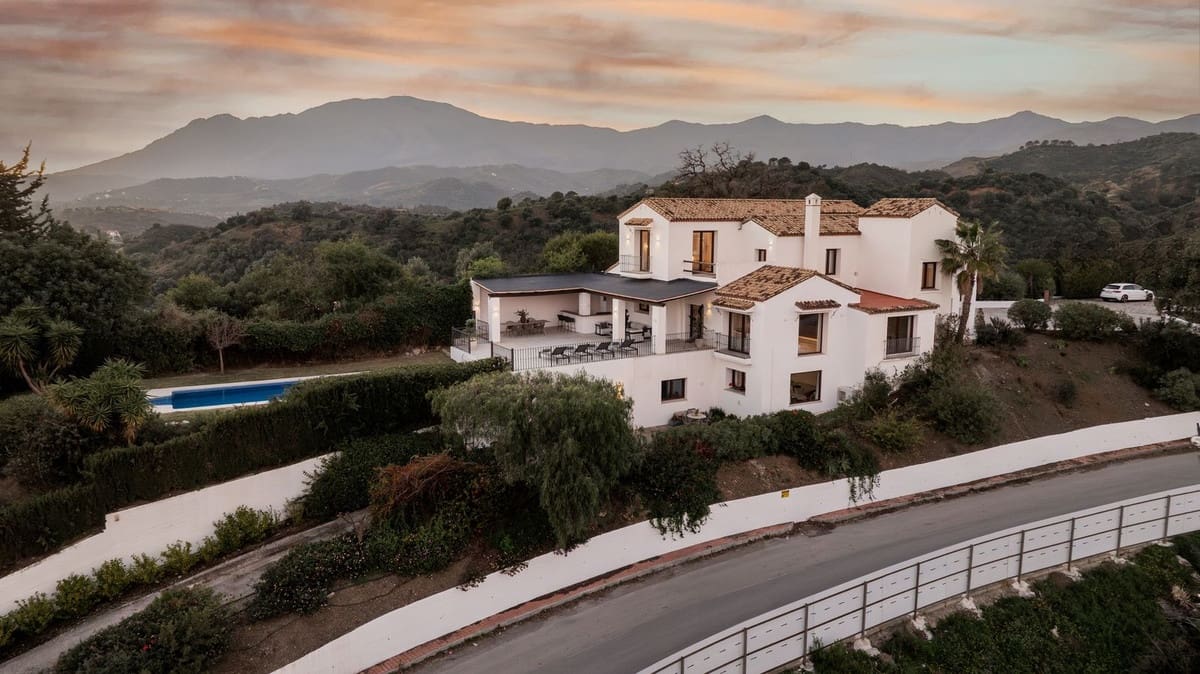 5 soveværelse Villa til salg i Estepona med swimmingpool garage - € 2.195.000 (Ref: 9645631)