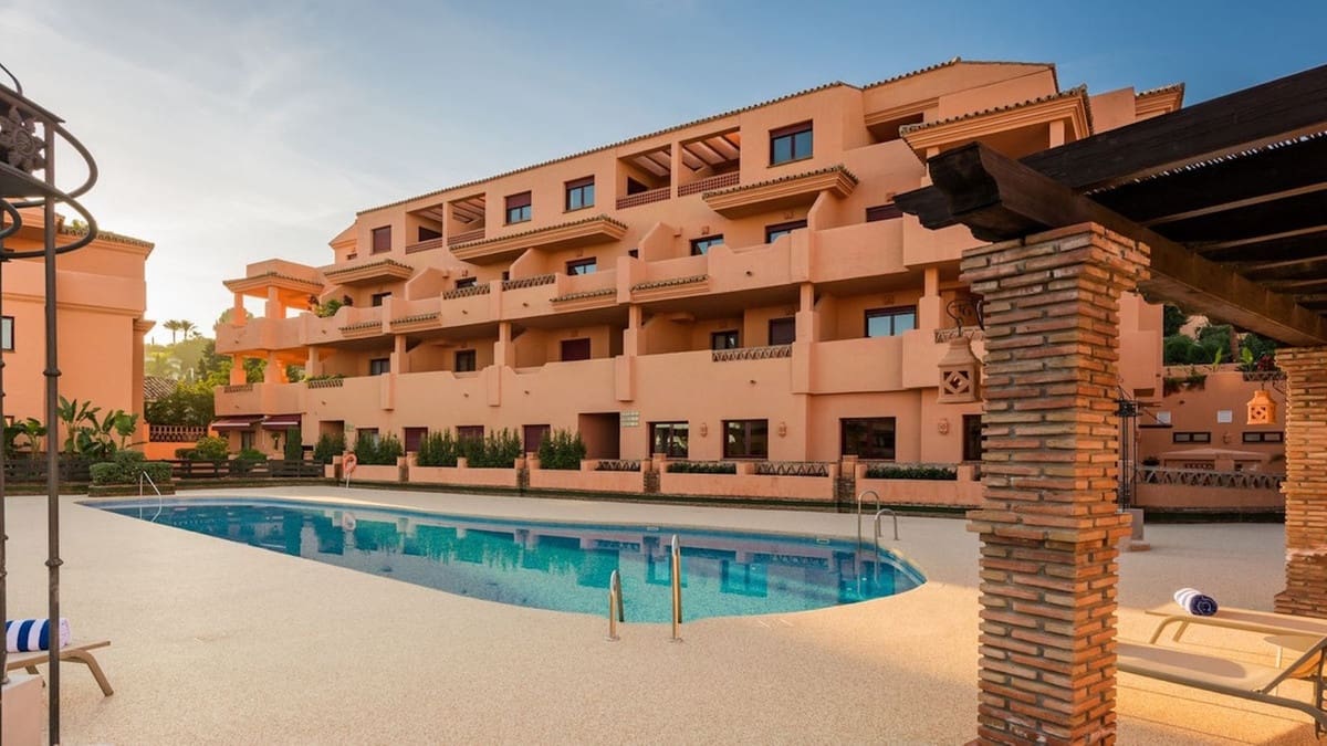 2 bedroom Apartment for sale in Benahavis with pool garage - € 259,000 (Ref: 9699860)
