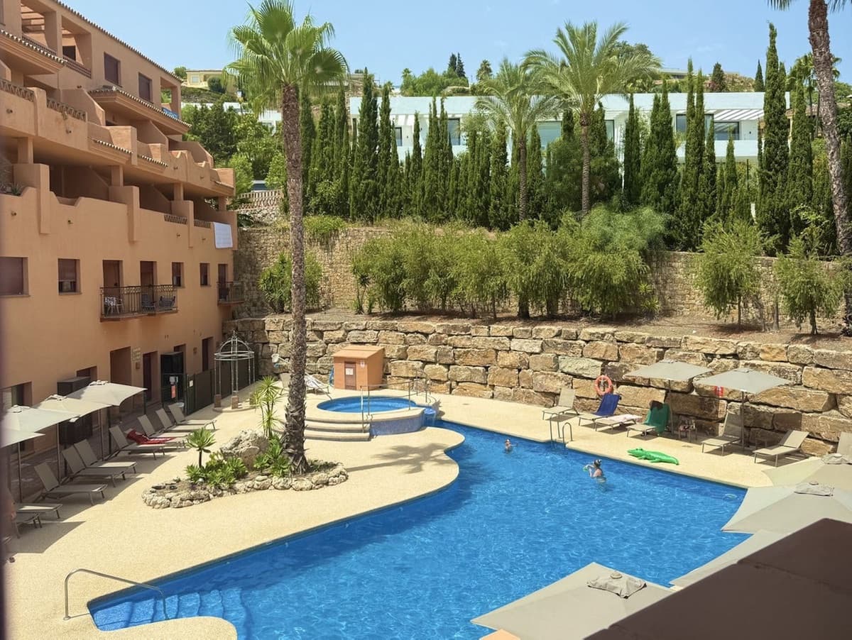 2 bedroom Apartment for sale in Benahavis with pool garage - € 259,000 (Ref: 9699860)